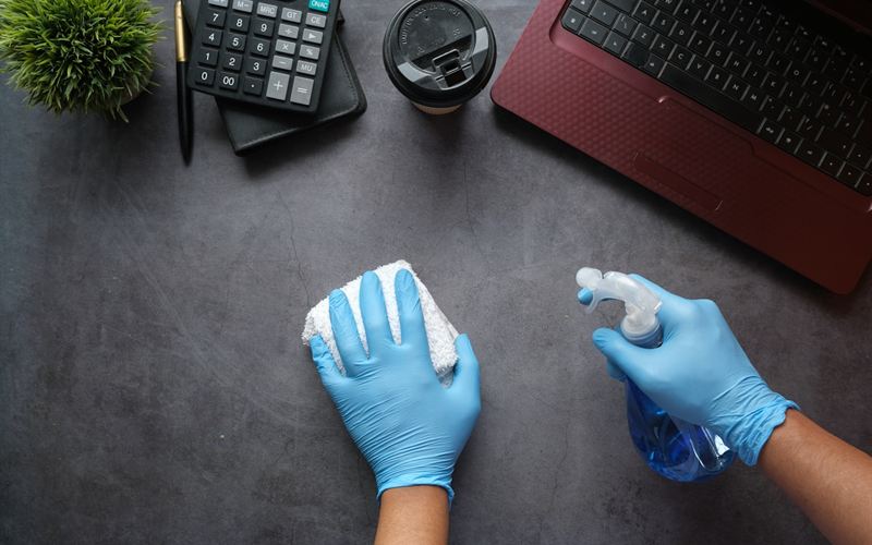 Limpieza de escritorios y equipos de oficina